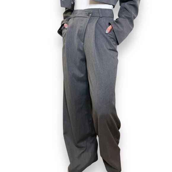 Isabella Suit - Picture 2 of 3